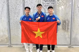 Từ trái qua: Trương Thế Diệu (chuyên gia đào tạo nghề Phay CNC), Phạm Thành Đạt (thí sinh giành huy chương đồng) và Lê Văn Thịnh (quan sát viên) sau lễ trao giải, sáng 16/9. (Nguồn: Bộ Lao đồng-Thương binh và Xã hội)