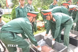 Quy tập hài cốt liệt sỹ hy sinh ở Campuchia. (Nguồn: TTXVN)