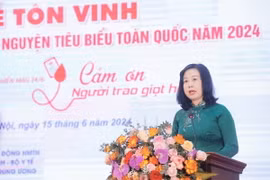 Chủ tịch Quốc hội Trần Thanh Mẫn với đại biểu người hiến máu tình nguyện tiêu biểu toàn quốc năm 2024. (Ảnh: Thống Nhất/TTXVN)