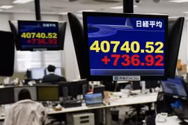 Màn hình hiển thị chỉ số chứng khoán Nikkei 225 tại Tokyo, Nhật Bản ngày 21/3 vừa qua. (Ảnh: Kyodo/TTXVN)