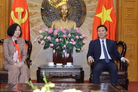 Tổng Giám đốc TTXVN Vũ Việt Trang và ông Đỗ Trọng Hưng, Ủy viên Trung ương Đảng, Bí thư Tỉnh ủy Thanh Hóa. (Ảnh: Nguyễn Nam/TTXVN)