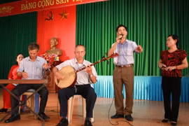 Các thành viên Câu lạc bộ hát chèo thôn Phú Văn Nam, xã Hải Châu, huyện Hải Hậu, tỉnh Nam Định, hầu hết là người cao tuổi nên việc gìn giữ nghệ thuật chèo đang gặp nhiều khó khăn. (Ảnh: Công Luật/TTXVN)
