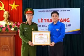 Bí thư Tỉnh đoàn Hà Giang Nguyễn Hải Dương trao Huy hiệu “Tuổi trẻ dũng cảm” của Trung ương Đoàn cho Thượng úy Nguyễn Mạnh Tường. (Ảnh: Hà Linh/TTXVN phát)