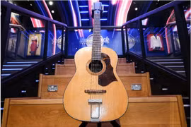 Cây đàn guitar acoustic Hootenanny 12 dây Framus đã thất lạc từ lâu của John Lennon được trưng bày ở London trước khi được bán đấu giá. (Nguồn: Indaily)