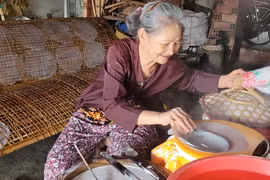 Bà Dương Thị Ốm, trú tại xã An Ngãi, huyện Long Điền, được hỗ trợ lò tráng bánh tráng bằng điện từ Chương trình hỗ trợ ngành nghề nông thôn của tỉnh Bà Rịa-Vũng Tàu. (Ảnh: Hoàng Nhị/TTXVN)