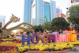 Linh vật Rồng ở cổng kết gắn với biểu tượng Thành phố mang tên Bác. (Ảnh: Mỹ Phương/TTXVN)