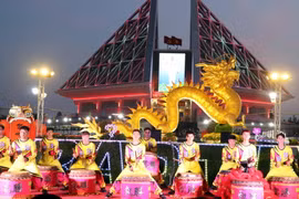 Sôi nổi các hoạt động chào mừng khai mạc Vườn hoa Xuân Giáp Thìn năm 2024 tại Quảng trường 16 tháng 4. (Ảnh: Công Thử/TTXVN)