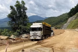 Mặt đường thi công nham nhở khiến các phương tiện gặp khó khăn khi lưu thông. (Ảnh: Lê Phước Ngọc/TTXVN)