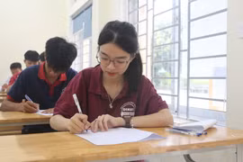 Thí sinh tại điểm thi Trường THPT Nguyễn Duy Trinh, huyện Nghi Lộc. (Ảnh: Bích Huệ/TTXVN)