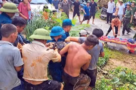 Ông Lương Văn Ba được lực lượng cứu hộ phát hiện và đưa đến Trạm y tế cấp cứu kịp thời sau vụ sạt lở taluy dương. (Ảnh: TTXVN phát)