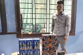 Đối tượng Nguyễn Khắc Đại cùng tang vật. (Ảnh: TTXVN phát)
