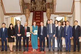 Chủ tịch UBND Thành phố Hồ Chí Minh Phan Văn Mãi chụp hình lưu niệm với các nhà đầu tư sau buổi tiếp. (Nguồn: Trang tin Điện tử Đảng bộ Thành phố Hồ Chí Minh)