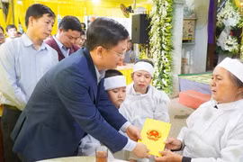 Phó Chủ tịch Thường trực UBND tỉnh Thừa Thiên-Huế Nguyễn Thanh Bình động viên gia đình chiến sỹ Công an hy sinh. (Nguồn: báo Thừa Thiên-Huế)