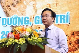 Ông Hoàng Xuân Tân, Phó Chủ tịch Ủy ban Nhân dân tỉnh Quảng Bình phát biểu tại hội nghị. (Ảnh: Võ Dung/TTXVN)