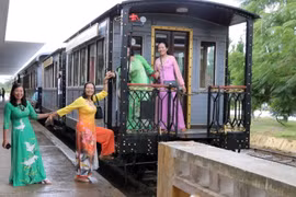 Du khách nhiều thế hệ đều rất yêu thích các toa xe cổ tại Ga xe lửa đẹp nhất Đông Dương này. (Ảnh: Chu Quốc Hùng/TTXVN)