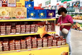 Người tiêu dùng Thành phố Hồ Chí Minh mua bánh Trung thu sớm. (Ảnh: Mỹ Phương/TTXVN)