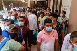 Công nhân Bangladesh ở Dhaka xếp hàng mua vé máy bay để trở về Saudi Arabia. (Nguồn: AP)