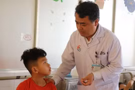 Bác sỹ Chuyên khoa II Phạm Đình Thành, Phó giám đốc Trung tâm Chấn thương chỉnh hình-Bỏng, Bệnh viện Đa khoa tỉnh Khánh Hòa thăm bệnh nhân bị chấn thương các ngón tay do pháo hoa. (Ảnh: Phan Sáu/TTXVN)