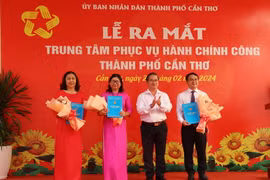 Lãnh đạo Trung tâm phục vụ hành chính công thành phố Cần Thơ ra mắt tại buổi lễ. (Ảnh: Ngọc Thiện/TTXVN)