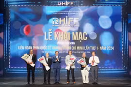 Lãnh đạo Thành phố Hồ Chí Minh trao hoa tri ân các chuyên gia tại Liên hoan phim. (Ảnh: Thu Hương/TTXVN)