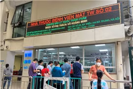 Người dân xếp hàng chờ mua thuốc tại Bệnh viện Mắt Trung ương. (Ảnh: T.G/Vietnam+)