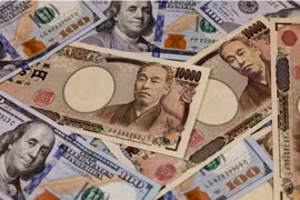 Đồng tiền mệnh giá 10.000 yen và 100 USD. (Ảnh minh họa: AFP/TTXVN)
