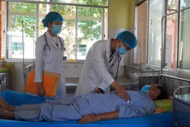 Bác sỹ thăm khám cho bệnh nhân đang điều trị lao. (Ảnh: Nhựt An/TTXVN)