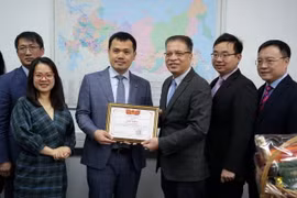 Đại sứ Đặng Minh Khôi (thứ 3 từ phải qua) tặng bằng khen cho ông Nguyễn Anh Phương, Trưởng văn phòng đại diện Tập đoàn dầu khí Việt Nam tại LB Nga. (Ảnh: Quang Vinh/TTXVN)