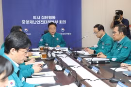 Bộ trưởng Y tế và Phúc lợi Hàn Quốc Cho Kyoo Hong (giữa) chủ trì cuộc họp tại Sejong ngày 10/6 vừa qua, sau khi các bác sỹ lên kế hoạch đình công để phản đối chính sách cải cách y tế. (Ảnh: Yonhap/TTXVN)