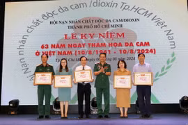 Thiếu tướng Nguyễn Hồng Sơn, Phó Chủ tịch Hội Nạn nhân chất độc da cam/dioxin Việt Nam tri ân các tập thể, cá có nhiều đóng góp tích cực. (Ảnh: Thanh Vũ/TTXVN)
