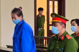Bị cáo Nguyễn Thị Bạch Huệ tại phiên tòa xét xử. (Ảnh: TTXVN phát)