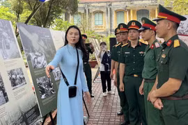 Các đại biểu tham quan triển lãm. (Ảnh: Minh Ngọc/TTXVN phát)