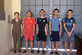Các đối tượng Hoàng Văn Hùng, Trần Công Tuấn, Trần Công Hoàn, Trần Công Dung, Đinh Thị Thơm (từ phải qua) tại cơ quan Công an. (Nguồn: báo Công an Nhân dân)