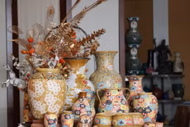 Sản phẩm gốm Biên Hòa được định danh trên thị trường quốc tế bởi màu "men đồng trổ bông" và màu đỏ đá ong. (Ảnh: Sỹ Tuyên/TTXVN)