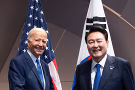 Tổng thống Yoon Suk Yeol (phải) và người đồng cấp Mỹ Joe Biden bắt tay trong hội nghị thượng đỉnh của Tổ chức Hiệp ước Bắc Đại Tây Dương (NATO) tại Washington, ngày 11/7. (Nguồn: Yonhap)