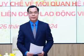 Chủ tịch Tổng LĐLĐ Việt Nam Nguyễn Đình Khang báo cáo kết quả công tác phối hợp giữa Chính phủ với Tổng Liên đoàn Lao động Việt Nam. (Ảnh: Dương Giang/TTXVN)