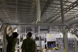 Lực lượng chức năng khám nghiệm hiện trường nơi chị Võ Thị Ngọc A., công nhân Công ty Leoch Super Power-Khu Công nghiệp Becamex Bình Phước tử vong chiều tối 25/5. (Ảnh: TTXVN phát)