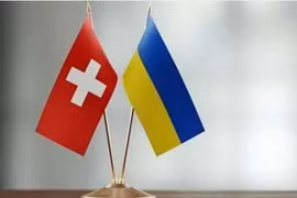 Cờ Thụy Sĩ và Ukraine. (Nguồn: UNN)