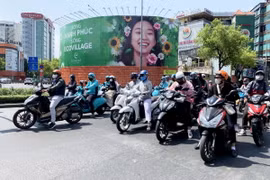 Người dân Thành phố Hồ Chí Minh bịt kín tránh nắng nóng. (Ảnh: Hồng Đạt/TTXVN)