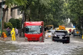 Ngập tại ngã tư Phan Bội Châu-Lý Thường Kiệt, quận Hoàn Kiếm. (Ảnh: TTXVN)