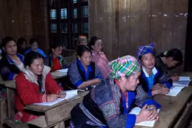 Năm nay, huyện Mù Cang Chải mở 6 lớp xóa mù chữ cho 180 học viên tại các xã vùng cao. (Ảnh: TTXVN phát)