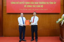 Phó Bí thư Thường trực Tỉnh ủy, Chủ tịch HĐND tỉnh Bắc Ninh Nguyễn Quốc Chung (phải) trao Quyết định cho tân Bí thư Huyện ủy Yên Phong Hoàng Bá Huy. (Ảnh: TTXVN phát)