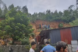 Các lực lượng chức năng triển khai công tác cứu hộ. (Ảnh: TTXVN phát)