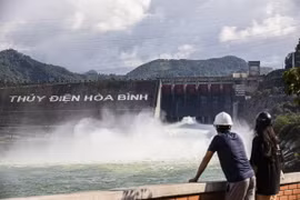 Người dân chờ xem hồ thủy điện Hòa Bình mở cửa xả đáy thứ 2. (Ảnh: Trọng Đạt/TTXVN)