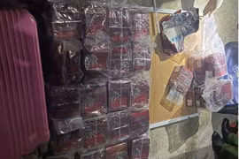 30kg ma túy được cất giấu trong túi xách và vali đằng sau cốp xe ôtô. (Nguồn: Báo Lạng Sơn)