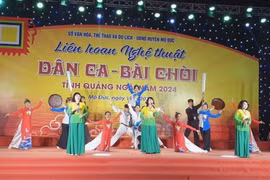 Bà Phạm Thị Lượng cùng CLB Bài chòi Mộ Đức biểu diễn. (Ảnh: Đinh Hương/TTXVN)