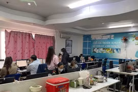 Khu vực tầng 6 tòa nhà có 01 phòng không biển hiệu, có dán dòng chữ “Không phận sự miễn vào,” bên trong các nhân viên đang thực hiện tư vấn, quảng cáo các dịch vụ khám bệnh, chữa bệnh cho dân trên các trang mạng xã hội. (Nguồn: Sở Y tế TP Hồ Chí Minh)