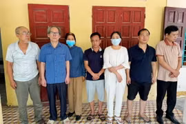 Các đối tượng liên quan đến hành vi đánh bạc. (Ảnh: TTXVN phát)