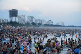 Các bãi biển ở thành phố Sầm Sơn đông người dân, du khách đi tắm biển. (Ảnh: Hoa Mai/TTXVN)