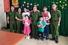 TP Hồ Chí Minh: Trao thẻ Căn cước đầu tiên cho công dân dưới 6 tuổi. (Nguồn: báo Sài Gòn giải phóng)